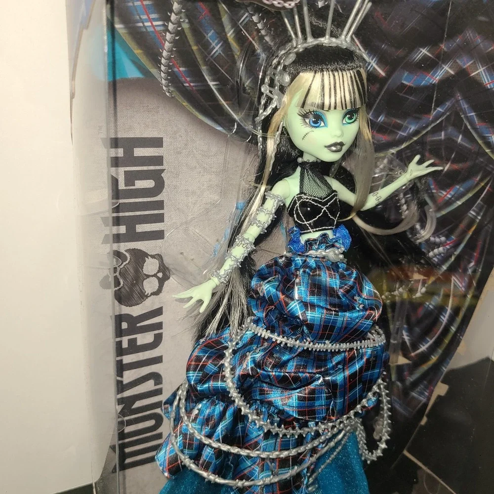 New Monster High Frankie Stein Doll HRL66 with Original Sculpt Stitched in Style